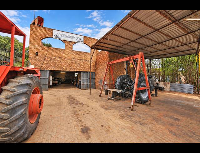 340M² WAREHOUSE FOR SALE IN PETIT